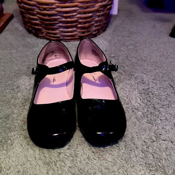 Girl an Black Patent Mary Jane Shoes - Picture 1 of 9